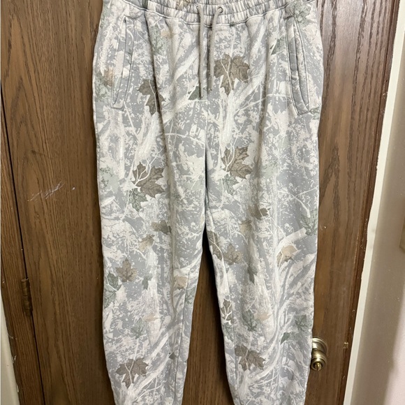 Abercrombie & Fitch Gray Camo Joggers - Picture 2 of 4